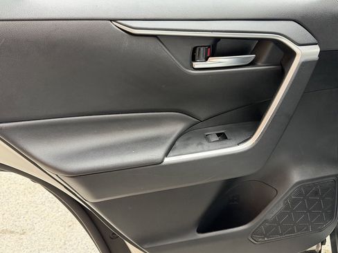 Used 2021 Toyota RAV4 XLE Premium image 17