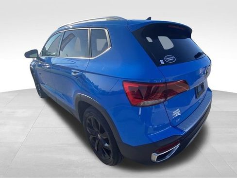 Used 2023 Volkswagen Taos SE w/ Panoramic Sunroof Package FWD image 7