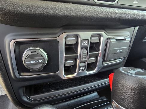 Used 2025 Jeep Wrangler Unlimited Sport AWD/4WD image 20