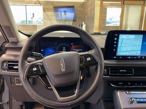 Used 2025 Lincoln Aviator AWD image 12