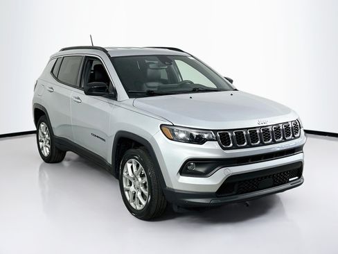 Used 2024 Jeep Compass Latitude AWD/4WD image 3
