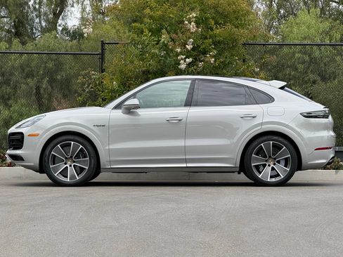 Certified 2022 Porsche Cayenne Turbo S AWD/4WD image 2