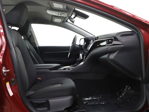 Used 2019 Toyota Camry LE image 11