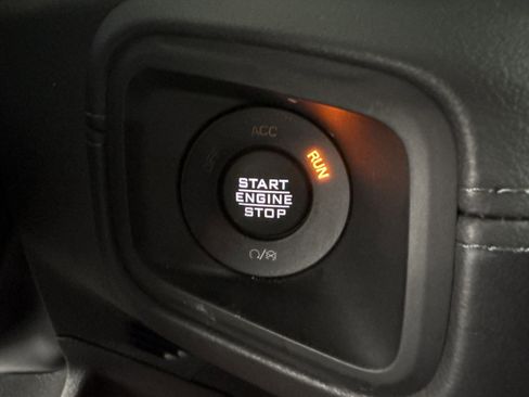 Used 2025 Jeep Wrangler Sahara image 27