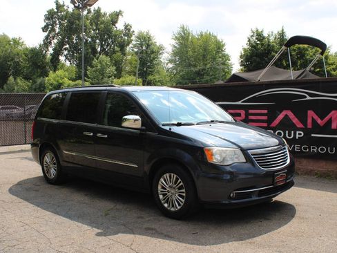 Used 2014 Chrysler Town & Country Touring-L w/ Driver Convenience Group FWD image 4