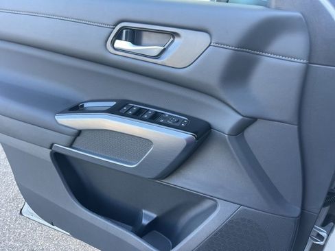 New 2025 Nissan Pathfinder SL image 6
