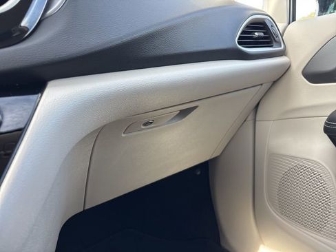 Used 2024 Chrysler Pacifica Touring-L FWD image 33