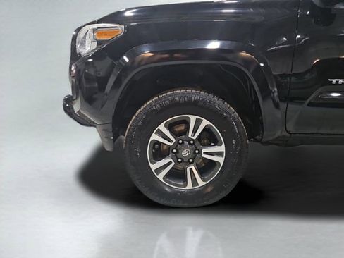 Used 2018 Toyota Tacoma TRD Sport image 16