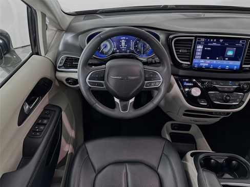 Used 2024 Chrysler Pacifica Touring-L FWD image 2