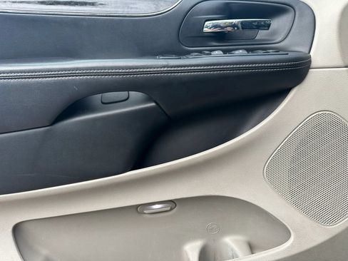 Used 2011 Chrysler Town & Country Touring-L w/ Driver Convenience Group FWD image 9