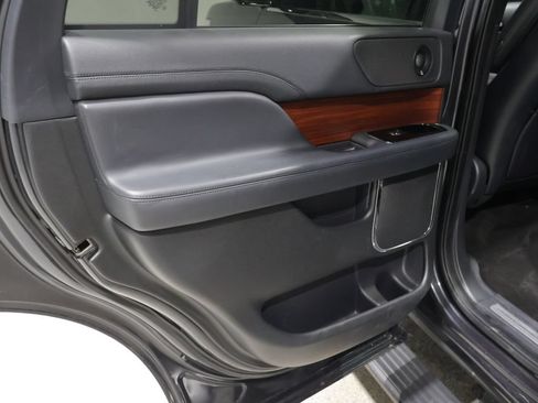 Used 2022 Lincoln Navigator Reserve AWD/4WD image 18