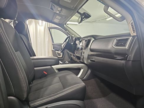 Used 2019 Nissan Titan SV w/ SV Convenience Package AWD/4WD image 13