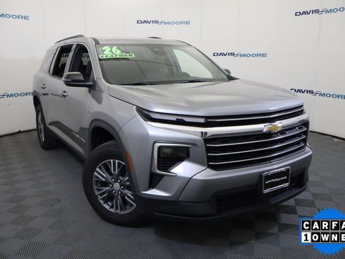 Used 2026 Chevrolet Traverse LT AWD/4WD image 2