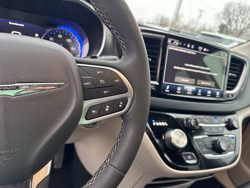 Used 2024 Chrysler Pacifica Touring-L image 15