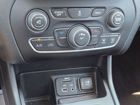 Used 2016 Jeep Cherokee Latitude FWD image 25