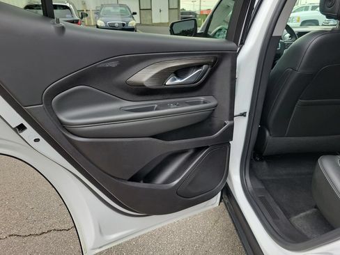 Used 2024 GMC Terrain SLT AWD/4WD image 16