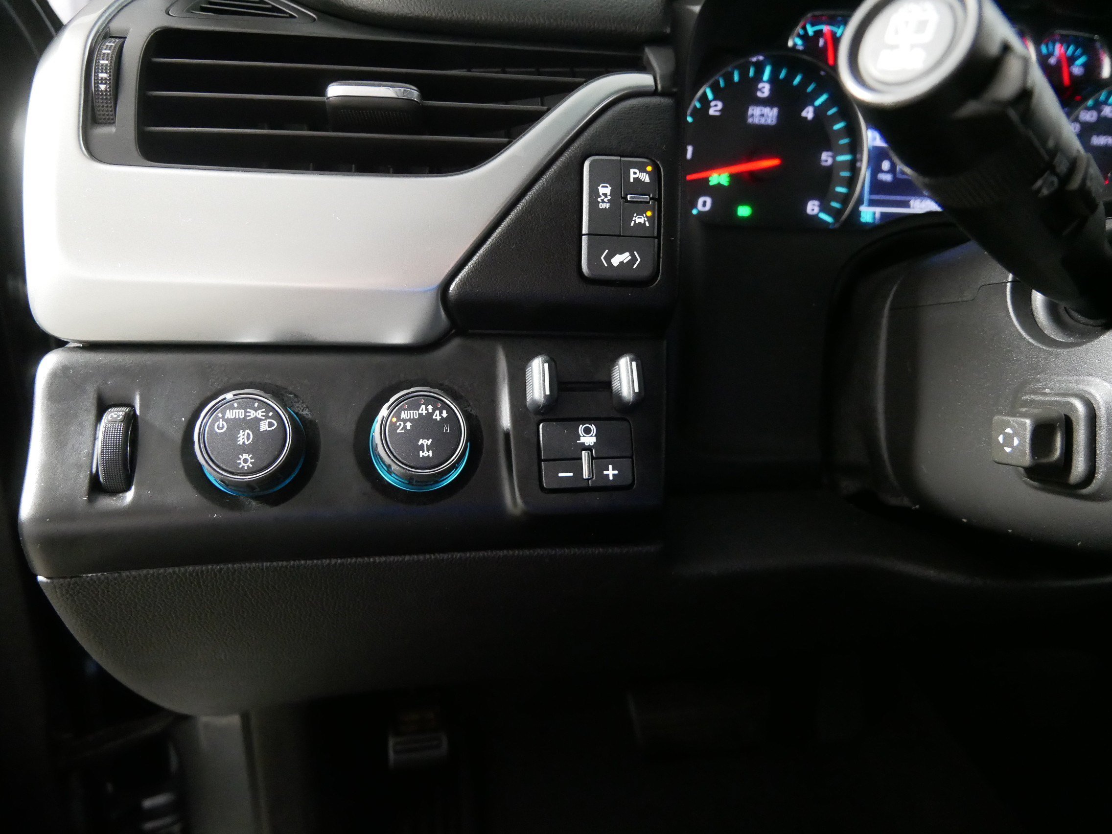 Used 2020 Chevrolet Suburban LT w/ Luxury Package AWD/4WD image 26