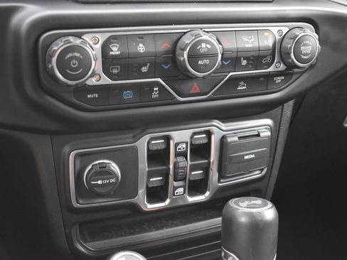 Used 2022 Jeep Wrangler Unlimited Sahara w/ Cold Weather Group AWD/4WD image 13