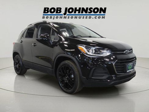 Certified 2022 Chevrolet Trax LT w/ Midnight Edition image 1