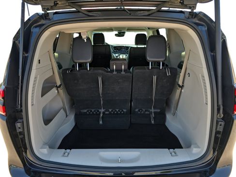 Used 2022 Chrysler Pacifica Touring-L FWD image 19