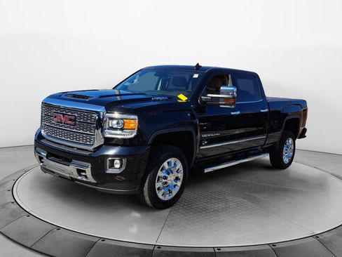 Used 2018 GMC Sierra 2500 Denali w/ Duramax Plus Package AWD/4WD image 3