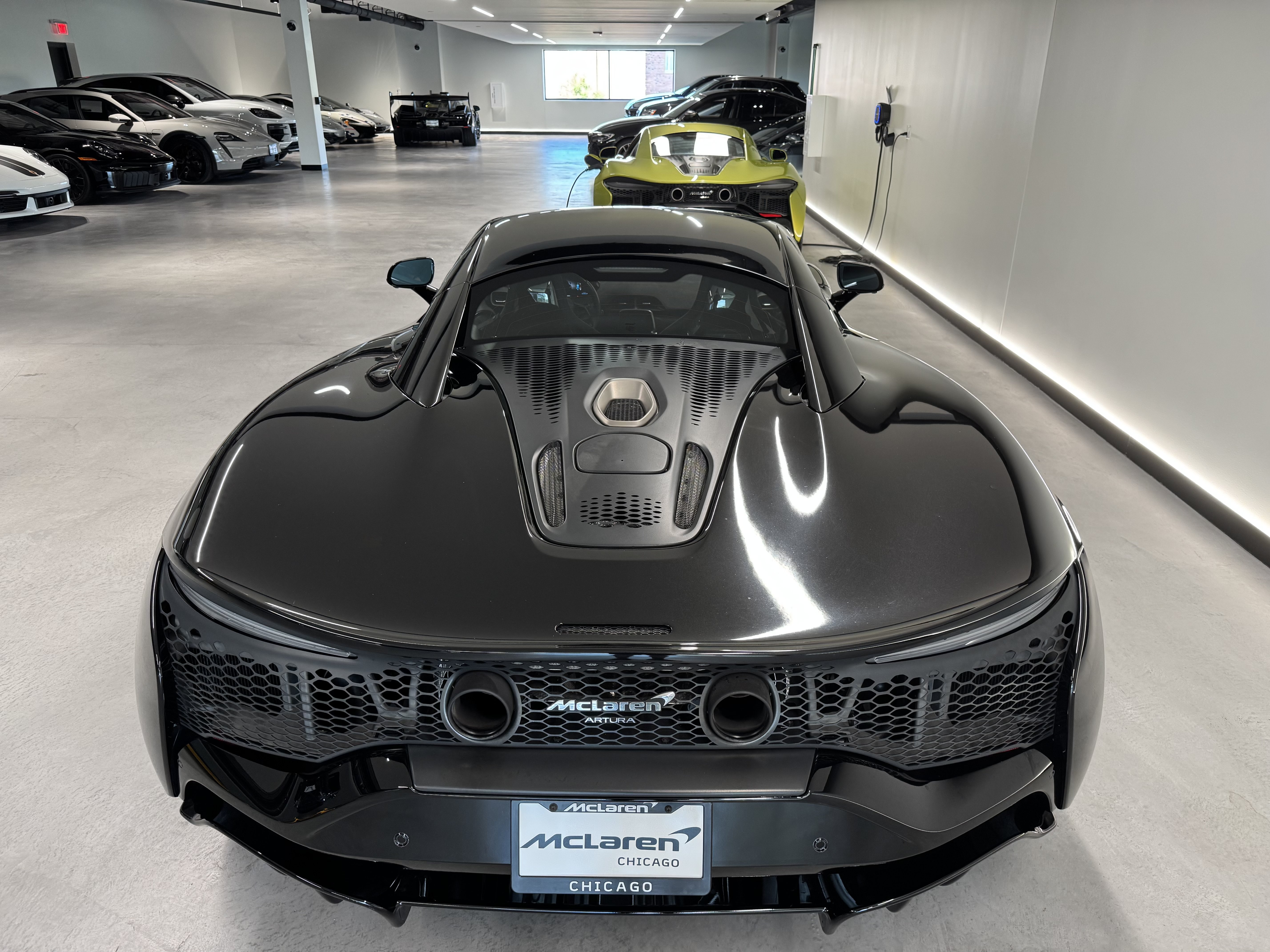 Used 2023 McLaren Artura RWD image 3