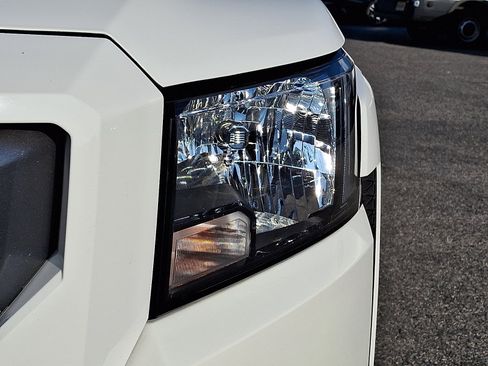Used 2024 Nissan Frontier SV AWD/4WD image 9