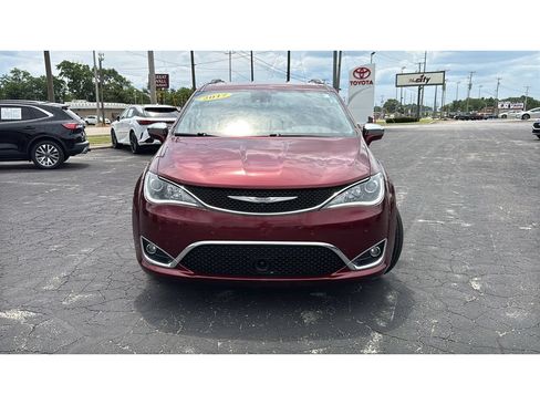 Used 2017 Chrysler Pacifica Limited w/ Advanced Safetytec Group FWD image 2