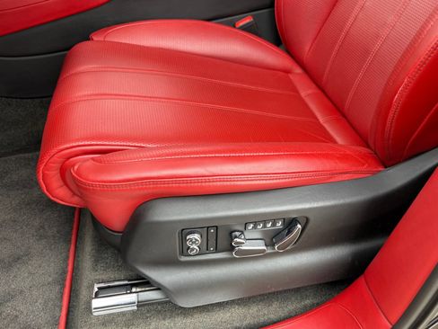 Used 2021 Bentley Bentayga AWD/4WD image 42