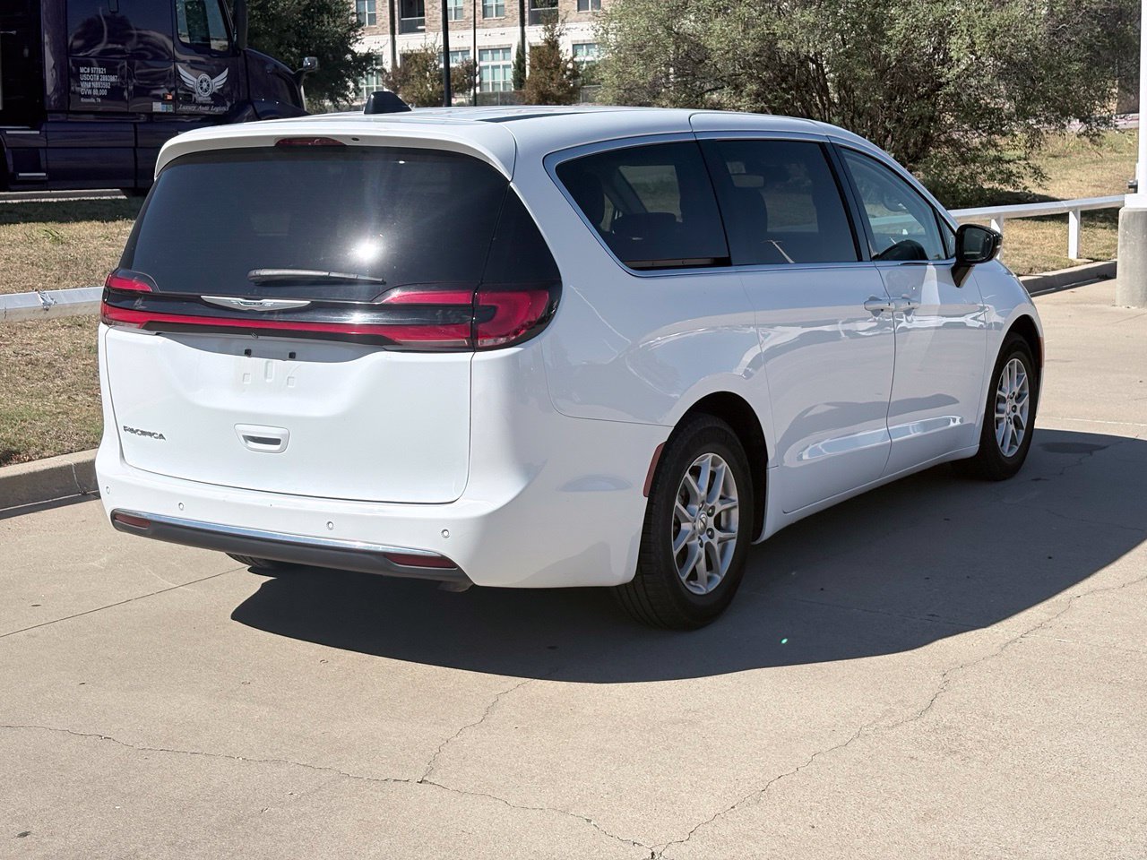 Used 2024 Chrysler Pacifica Touring-L FWD image 4