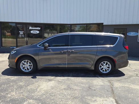 Used 2023 Chrysler Pacifica Touring-L FWD image 3