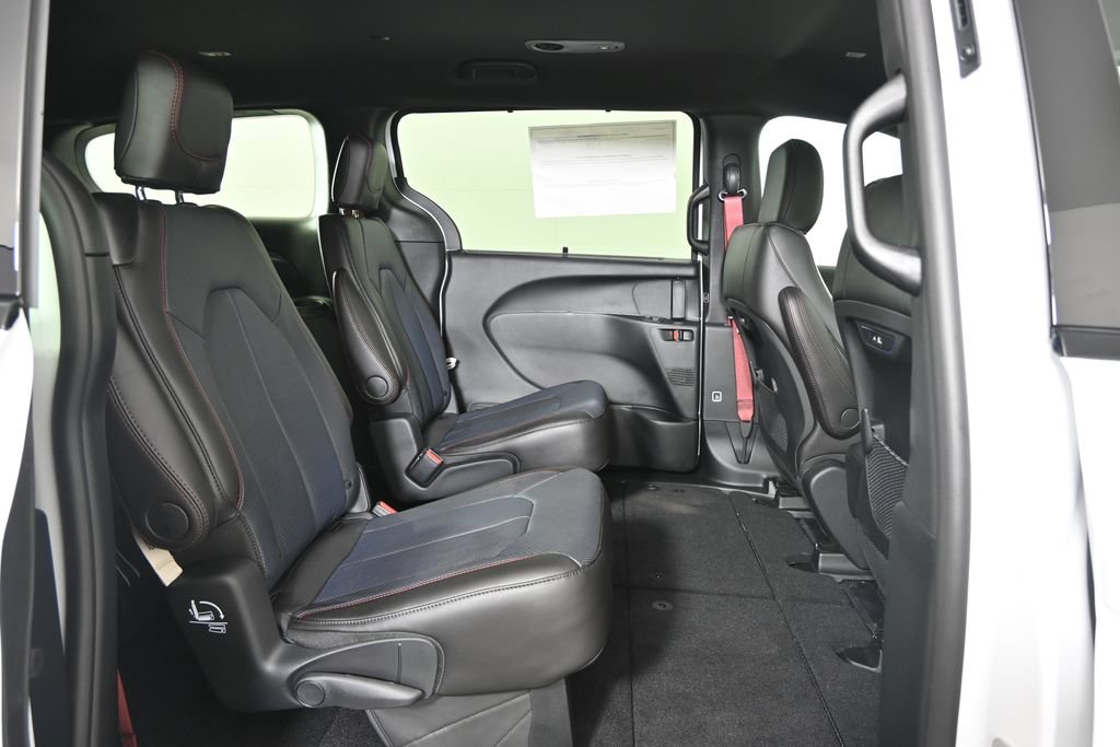New 2027 Chrysler Pacifica Select AWD/4WD image 14