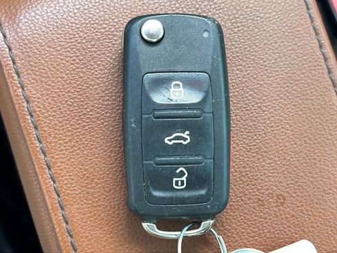 Used 2016 Volkswagen Beetle 1.8T Classic FWD image 21