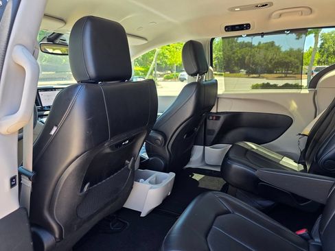 Used 2024 Chrysler Pacifica Touring-L FWD image 28