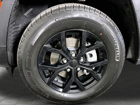 Used 2025 Jeep Grand Cherokee Altitude AWD/4WD image 31