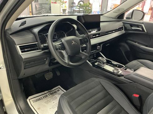 Used 2025 Mitsubishi Outlander AWD image 13