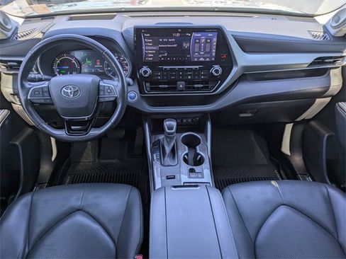 Used 2021 Toyota Highlander Platinum image 16