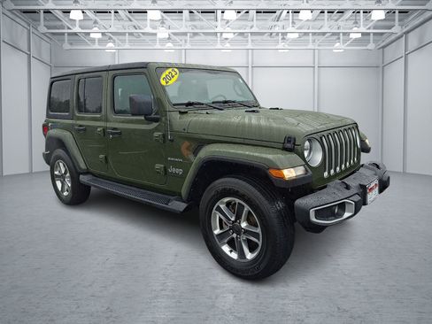 Used 2023 Jeep Wrangler Unlimited Sahara w/ Cold Weather Group AWD/4WD image 7
