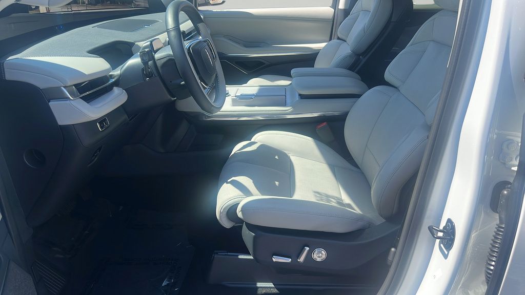 Used 2026 Lincoln Navigator L Reserve AWD/4WD image 5