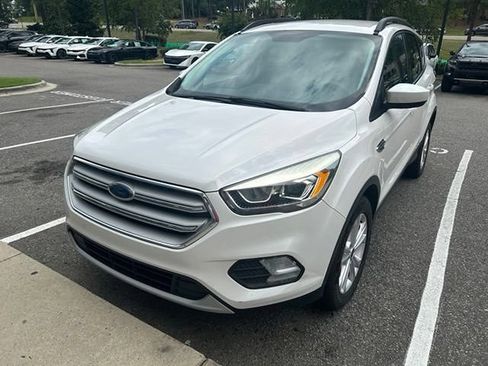Used 2017 Ford Escape SE w/ Equipment Group 201A FWD image 7