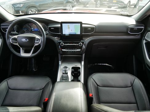 Certified 2022 Ford Explorer Limited w/ Equipment Group 301A image 10