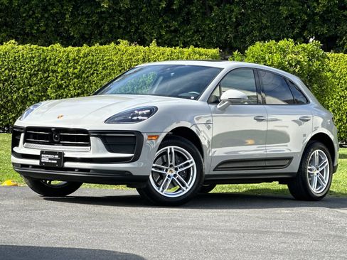 Certified 2025 Porsche Macan image 1