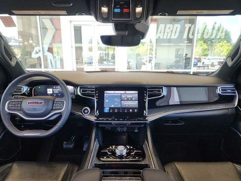 Used 2022 Jeep Wagoneer Series III AWD/4WD image 18