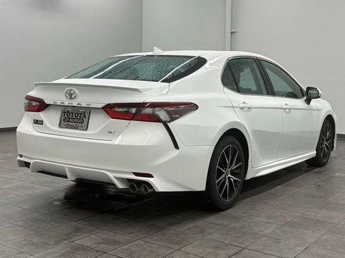 Used 2022 Toyota Camry SE FWD image 2