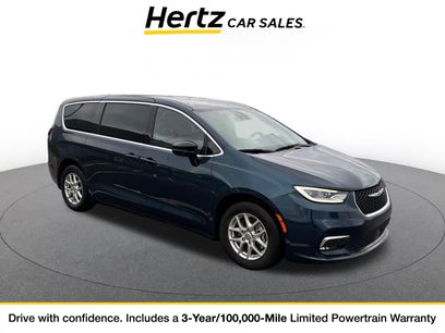 Used 2025 Chrysler Pacifica Select