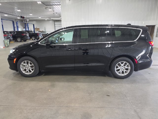 Used 2024 Chrysler Pacifica Touring-L FWD image 5