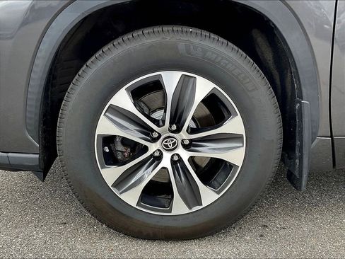 Used 2021 Toyota Highlander XLE AWD/4WD image 7