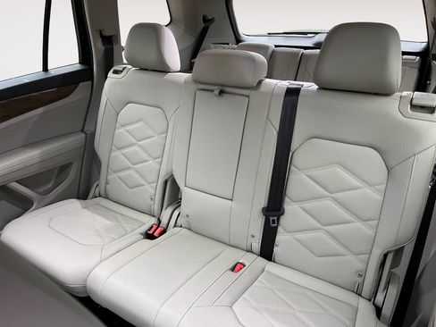 Certified 2025 Volkswagen Atlas SE image 16