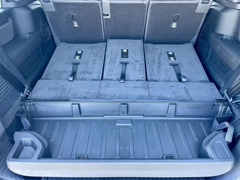 New 2026 Land Rover Defender 130 X-Dynamic SE image 36