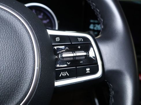 Used 2024 Kia Carnival EX image 21